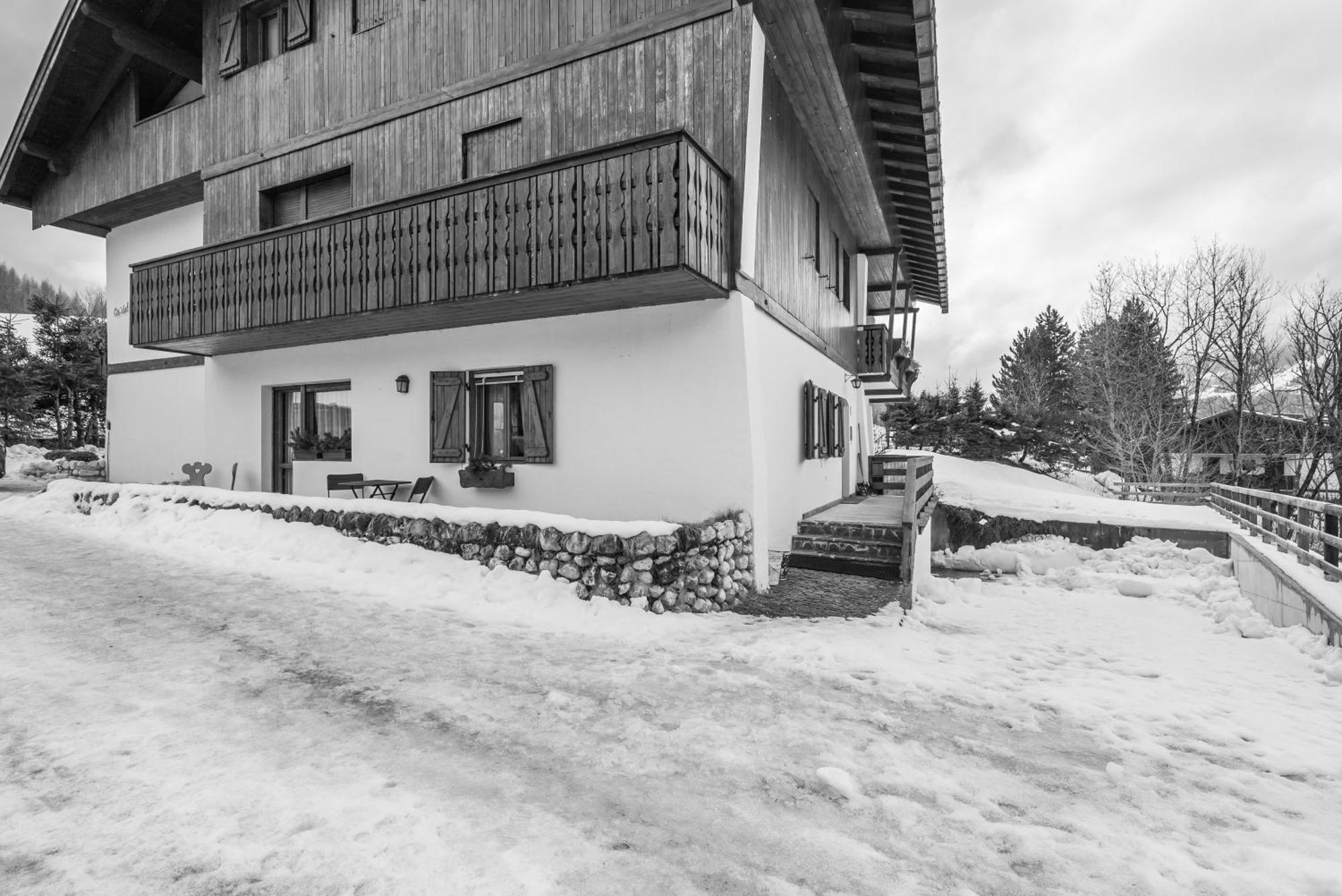 Ca' Dello Scoiattolo Apartment Cortina d'Ampezzo Luaran gambar