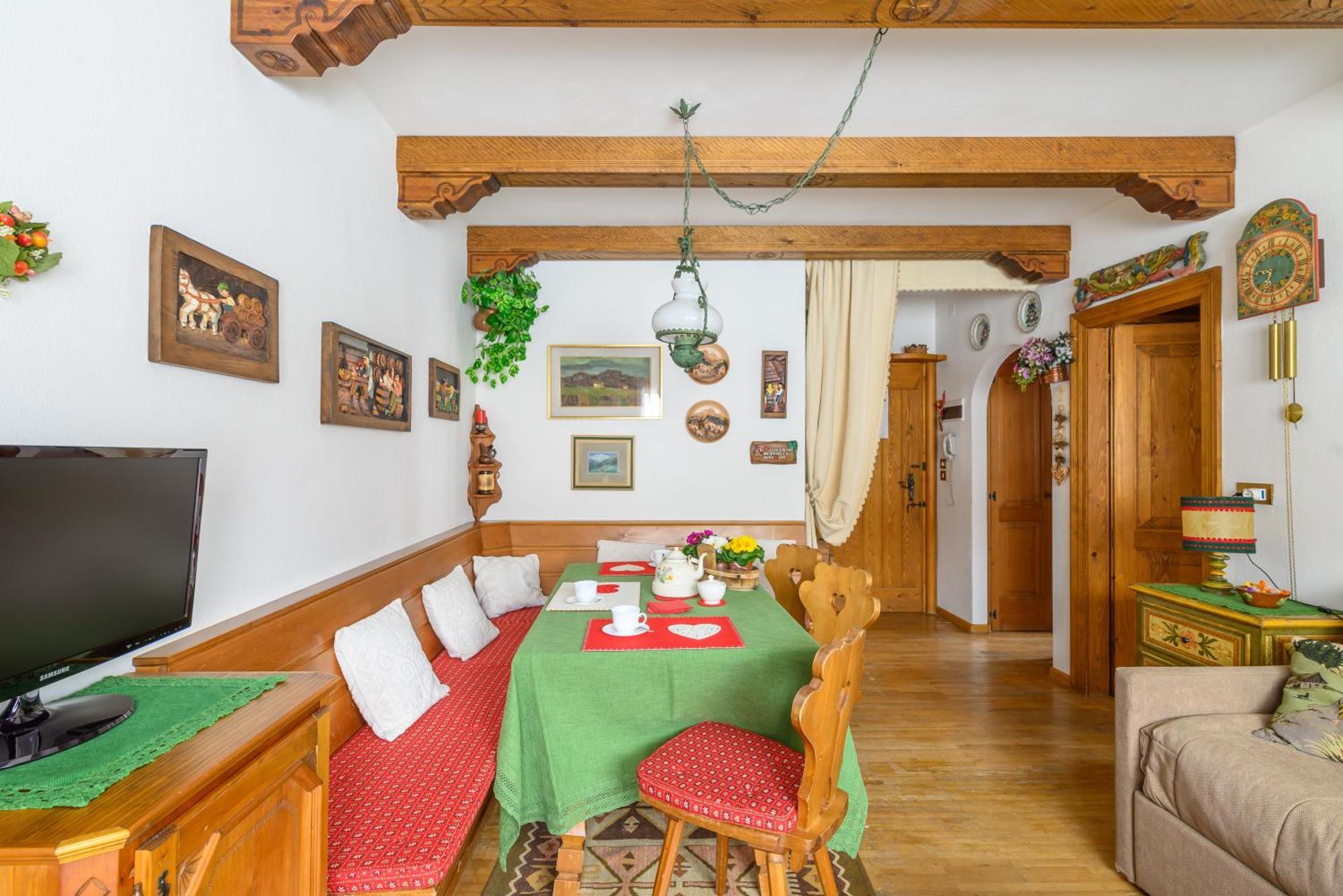 Ca' Dello Scoiattolo Apartment Cortina d'Ampezzo Luaran gambar